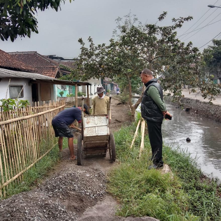 MENINJAU KEGIATAN RABAT BETON DI RT 04 RW 07 